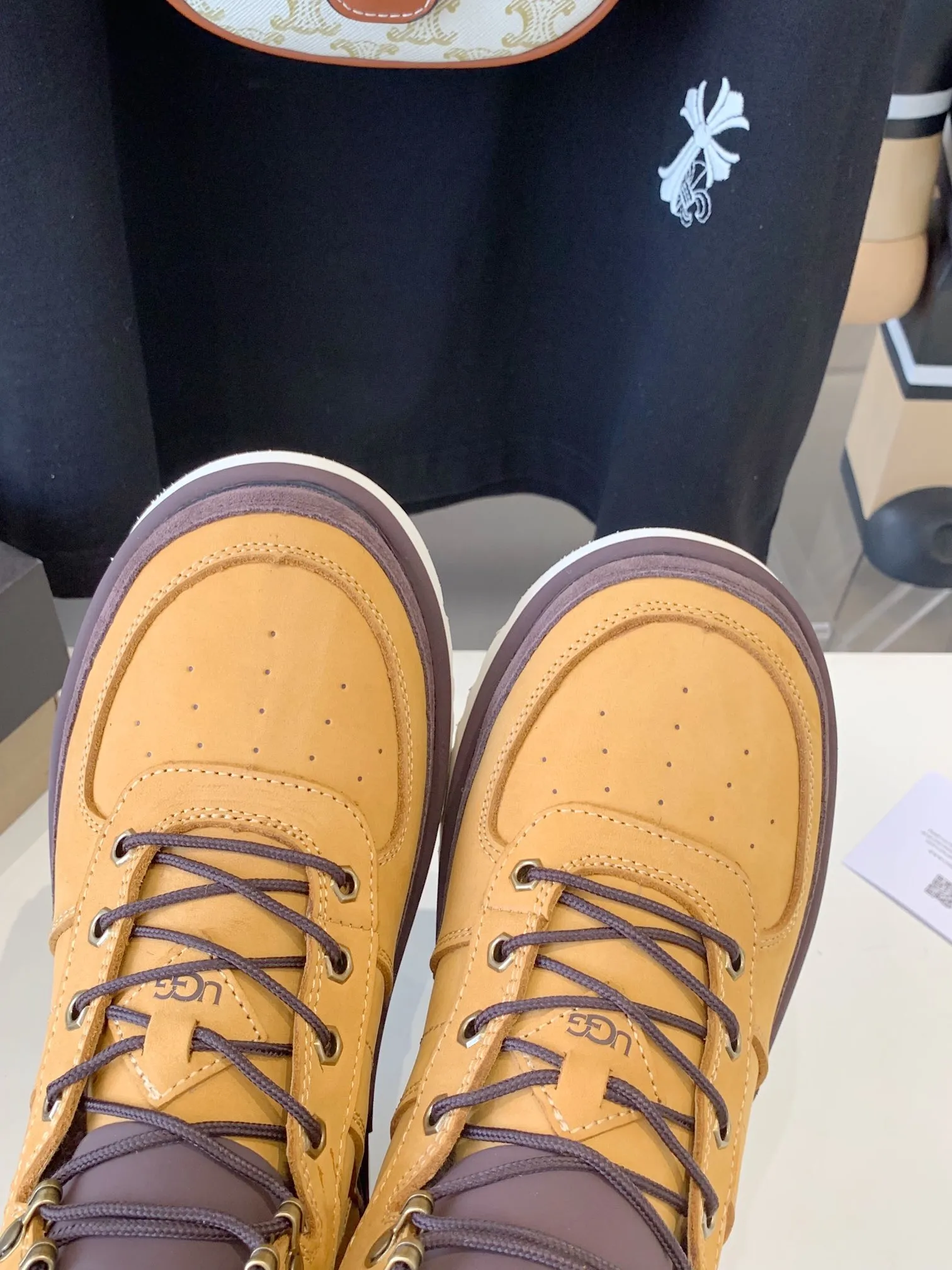 [UGG] P: 660💰 Men's model. Size: 39-44 𝐔gg 1122170 Side zipper Highlander men's shoes. Men's sheepskin lining imported from Australia. Sole. Light wing technology outsole. The upper foot is very comfortable. Men's snow boots are OK for husband and dad. High-end atmosphere. Three colors: chestnut, dark brown, olive green.